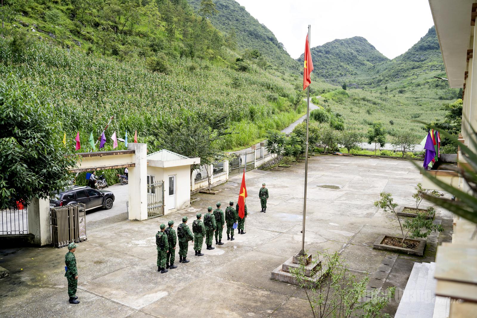 Đội hình tuần tra tập trung, chỉnh đốn hàng ngũ tại sân Trạm Kiểm soát Biên phòng Phó Bảng.