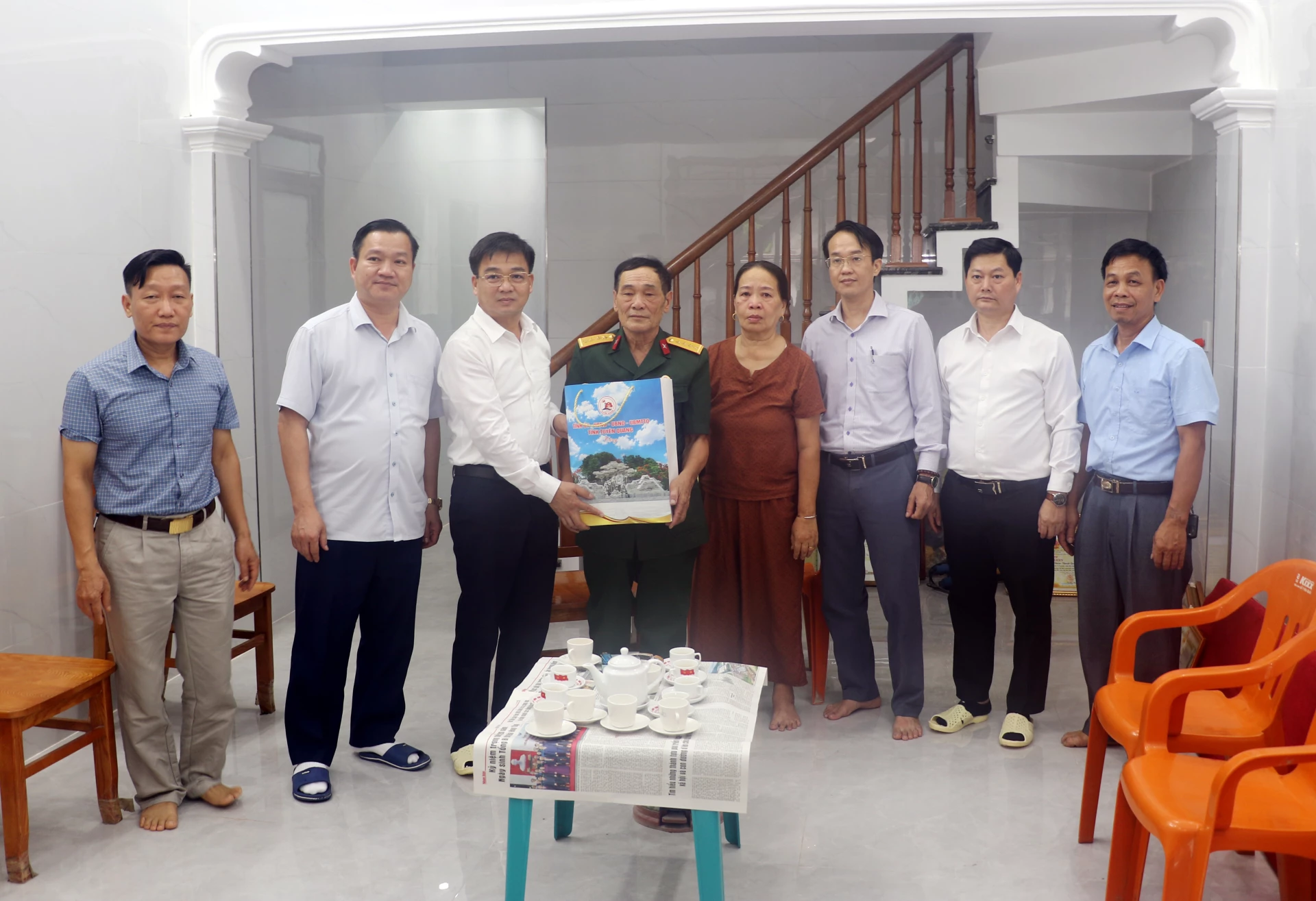 Chủ nhiệm Uỷ ban Kiểm tra Tỉnh uỷ Nguyễn Hưng Vượng động viên, tặng quà cho ông Phạm Thanh Quý, sinh năm 1950, thôn Vạt, bệnh binh tỷ lệ tổn thương cơ thể 61%.