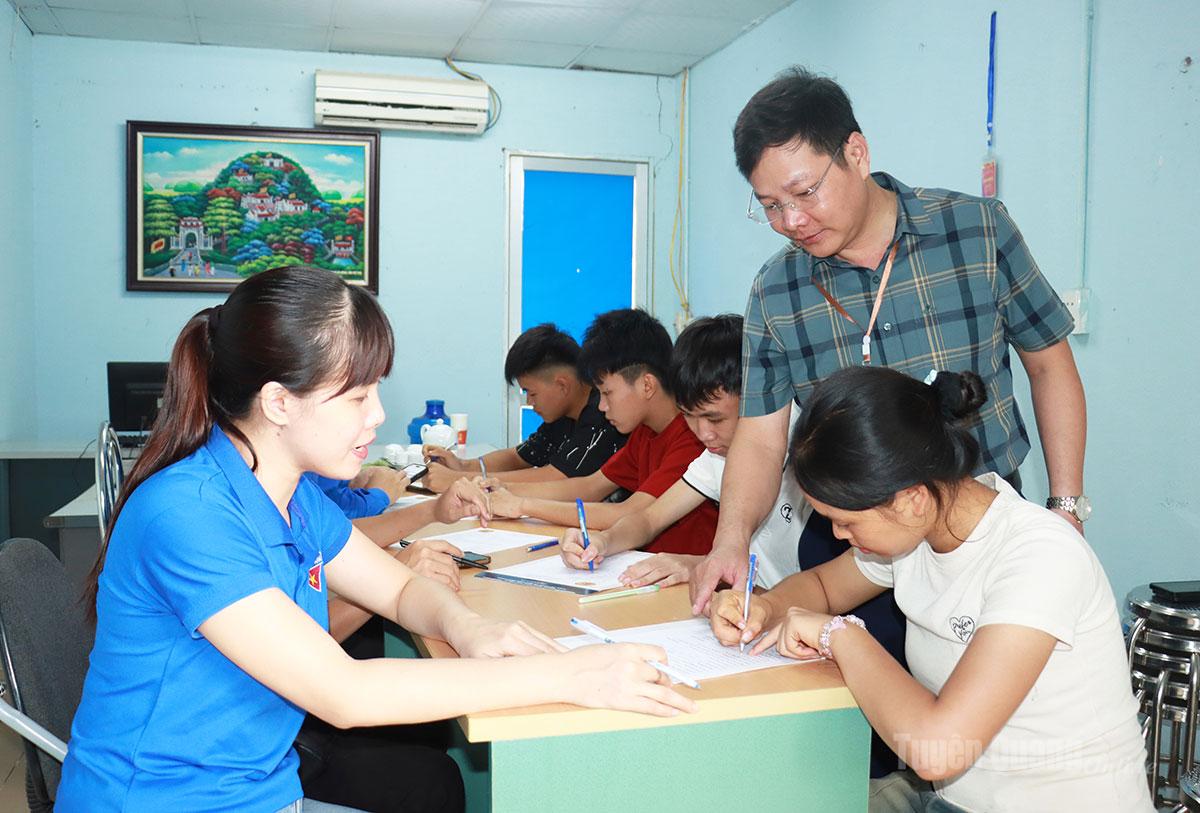 Cán bộ chuyên môn Trường Cao đẳng Tuyên Quang (cơ sở 2) hướng dẫn học sinh làm thủ tục nhập học.
