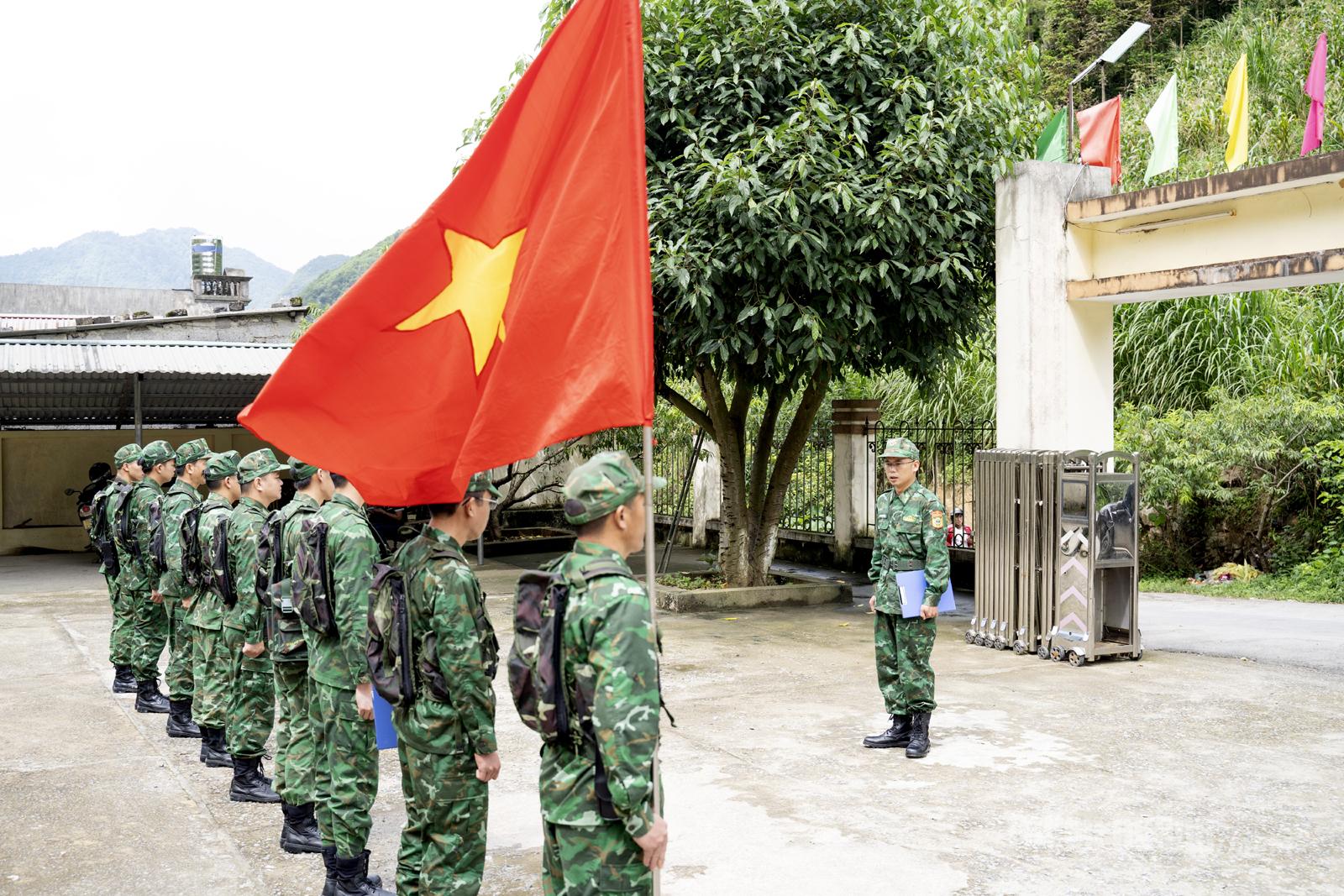 Chỉ huy Đội tuần tra phổ biến nhiệm vụ, kiểm tra trang bị và quán triệt các quy định cho lực lượng trước khi lên đường.