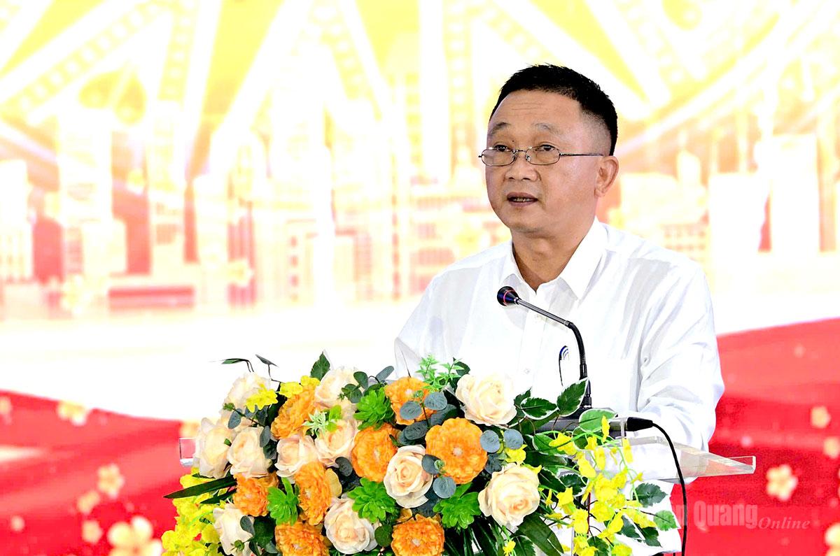 Đồng chí Trần Việt Tuyên, Phó Bí thư Đảng bộ, Phó Giám đốc Báo và phát thanh, truyền hình Tuyên Quang phát biểu tại hội nghị.