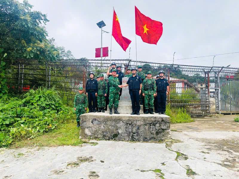 Đồn Biên phòng Tùng Vài phối hợp thực hiện tuần tra liên hợp, kiểm tra hệ thống mốc 291/2 đến mốc 292.