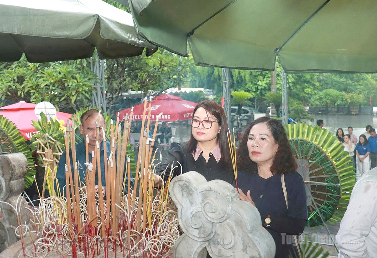 Các đại biểu dâng hương, tri ân các Anh hùng liệt sĩ tại Nghĩa trang Liệt sĩ Quốc gia Vị Xuyên.