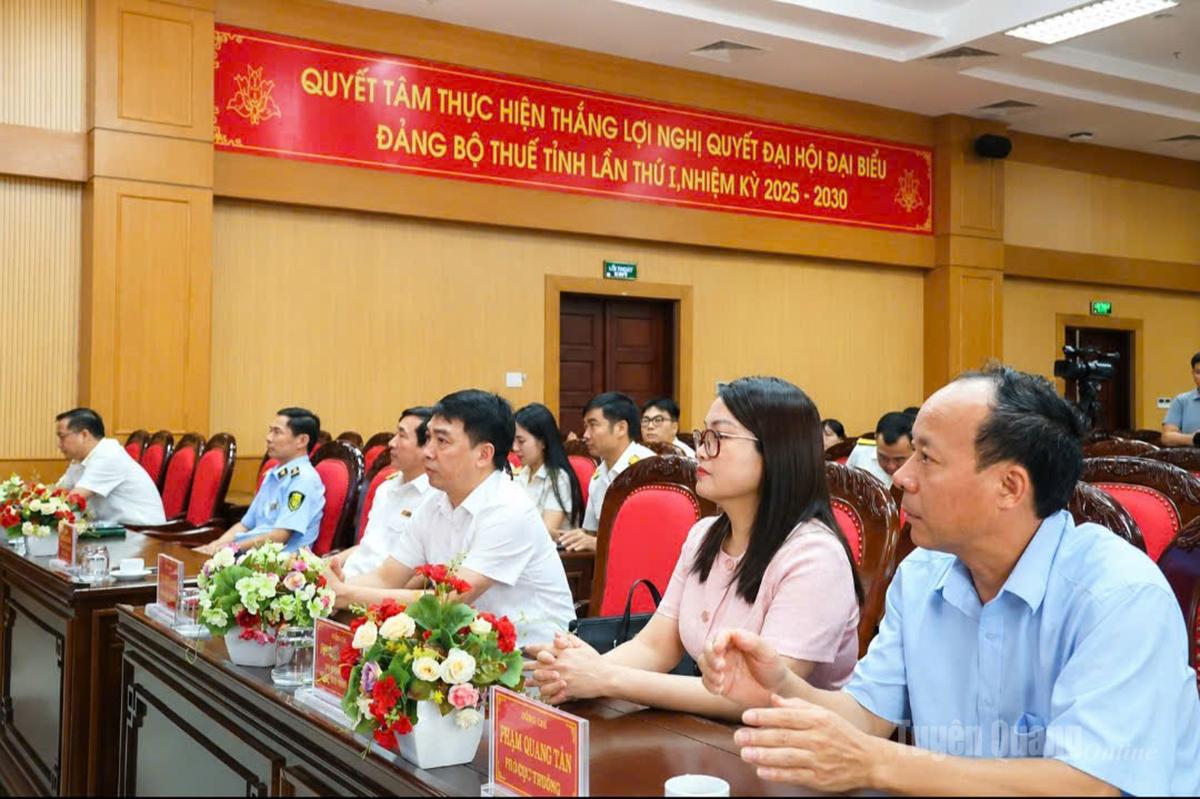Thành viên Hội đồng giám sát dự chương trình.