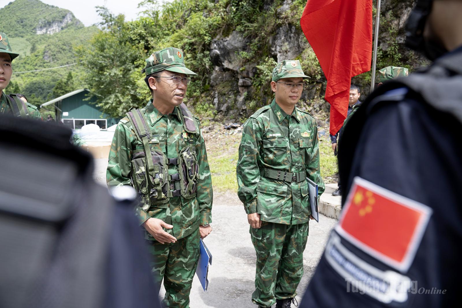 Đại diện Đồn Biên phòng Phó Bảng trao đổi, thống nhất các nội dung và kế hoạch kiểm soát liên hợp với phía Trung Quốc.