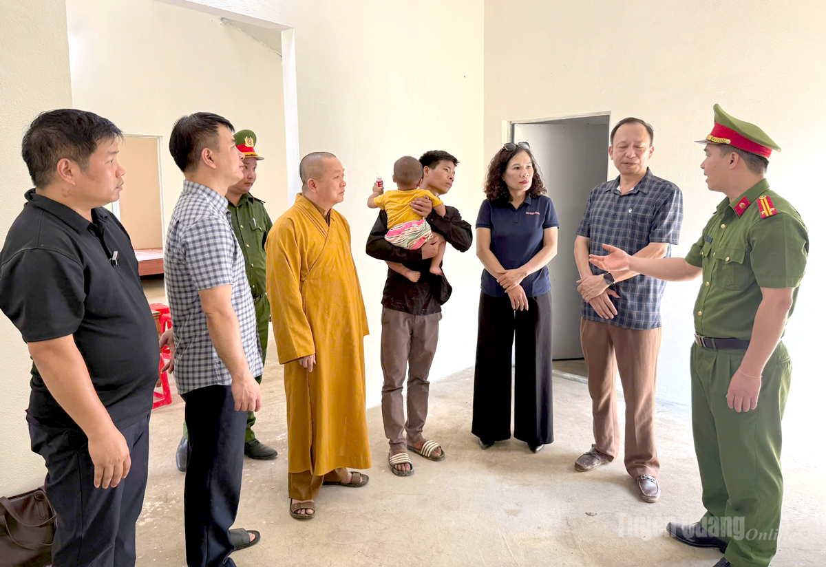 Lãnh đạo Báo và 
phát thanh, truyền hình Tuyên Quang cùng các nhà hảo tâm thăm gia đình anh 
Hoàng Văn Nhâm, thôn Chương, 
xã Hùng Lợi 
trong ngôi nhà mới 
được hỗ trợ xây dựng 
từ chuyên mục 
“Nhịp cầu nhân ái” 
kết nối hỗ trợ.