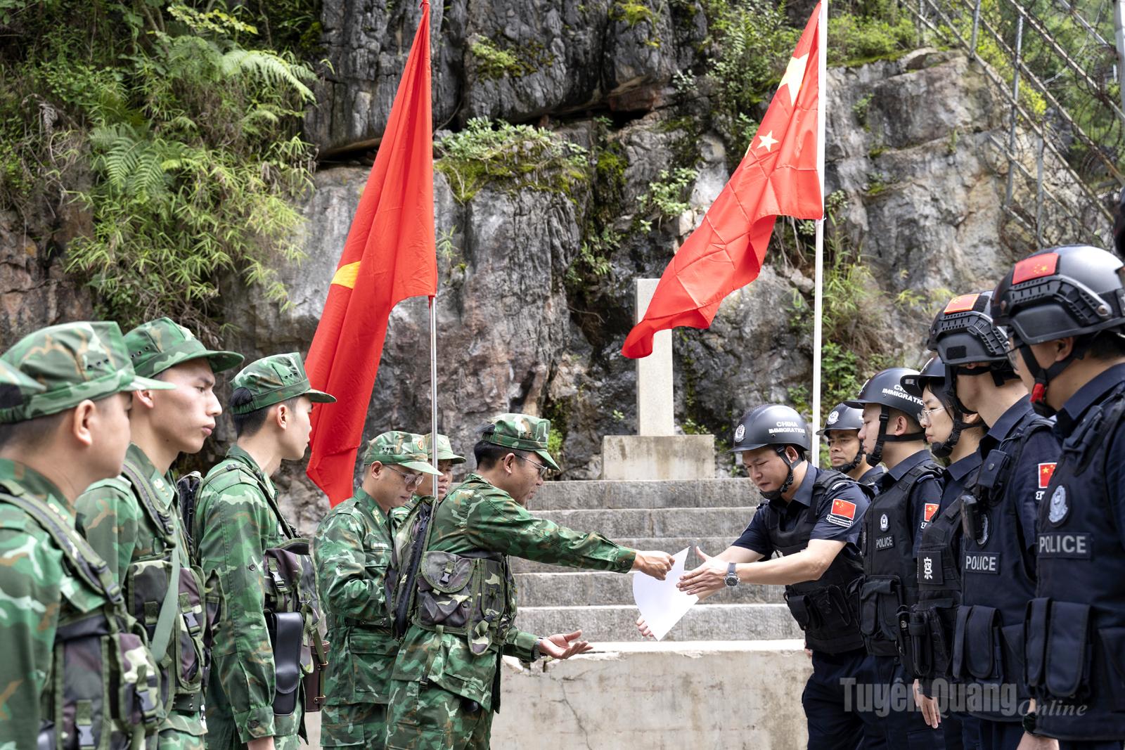 Đại diện hai bên tiến hành bàn giao, trao đổi biên bản làm việc và thông tin liên quan đến công tác quản lý, bảo vệ biên giới.