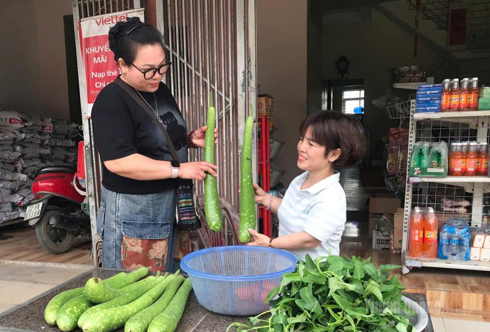 Chủ nhiệm CLB 
Khát vọng 
Tuyên Quang
 thăm, động viên 
chị Hà Thị Len, 
người khuyết tật 
tại xã Tân Thịnh 
phát triển kinh tế 
từ kinh doanh tạp hóa.
