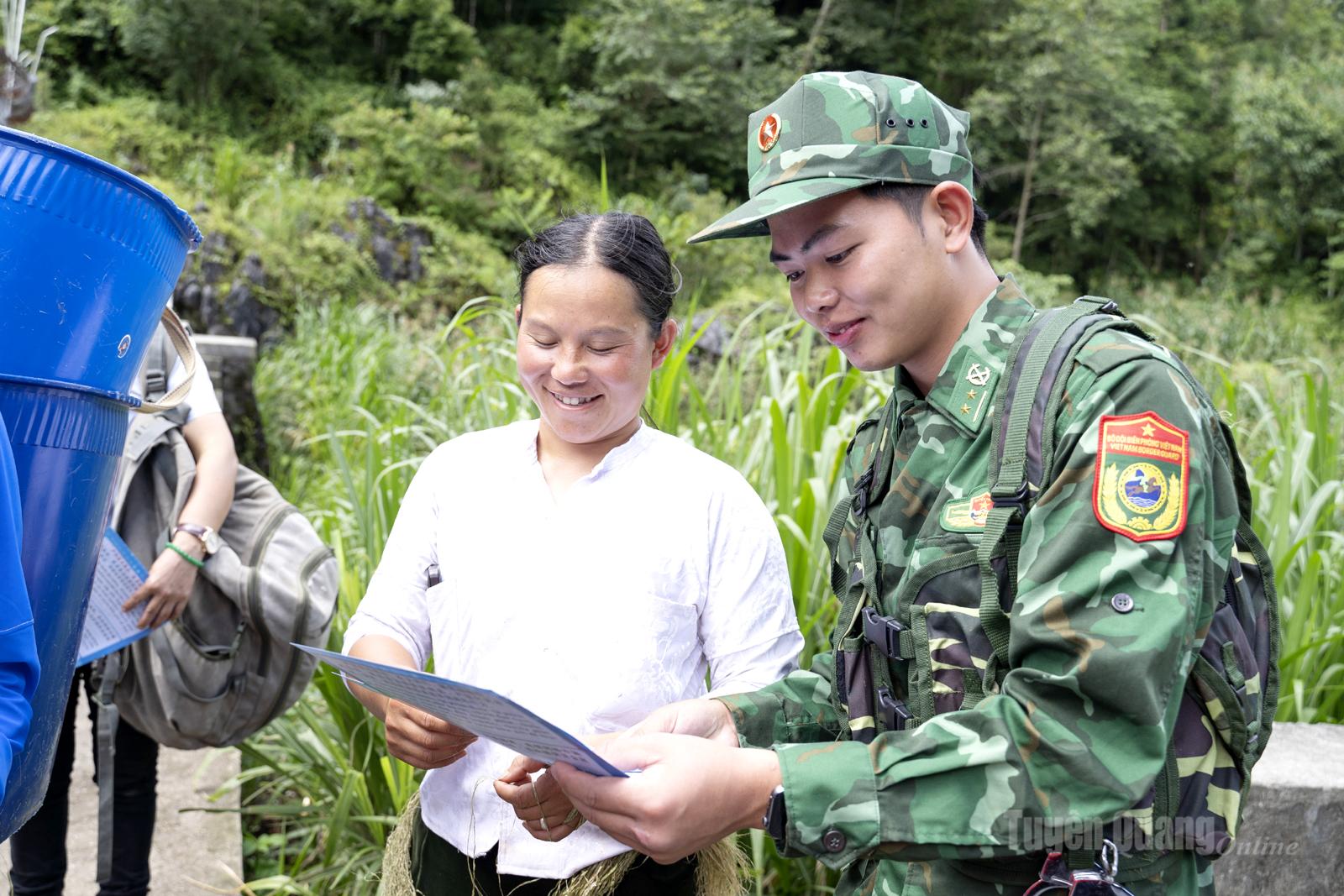 Cán bộ, chiến sĩ hai bên phối hợp phát tờ rơi tuyên truyền pháp luật, hướng dẫn cư dân biên giới chấp hành nghiêm các quy định về xuất nhập cảnh và bảo vệ đường biên, cột mốc.