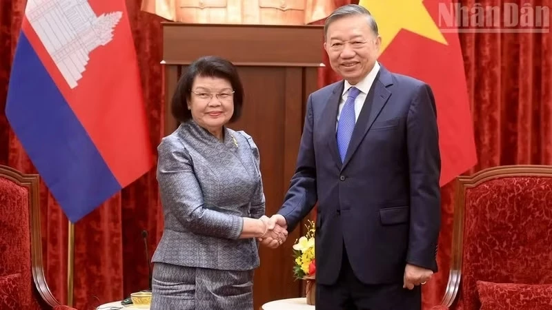General Secretary of the Communist Party of Viet Nam (CPV) Central Committee and State President To Lam on July 28 receives President of the Cambodian National Assembly Samdech Khuon Sudary. (Photo: nhandan.vn)