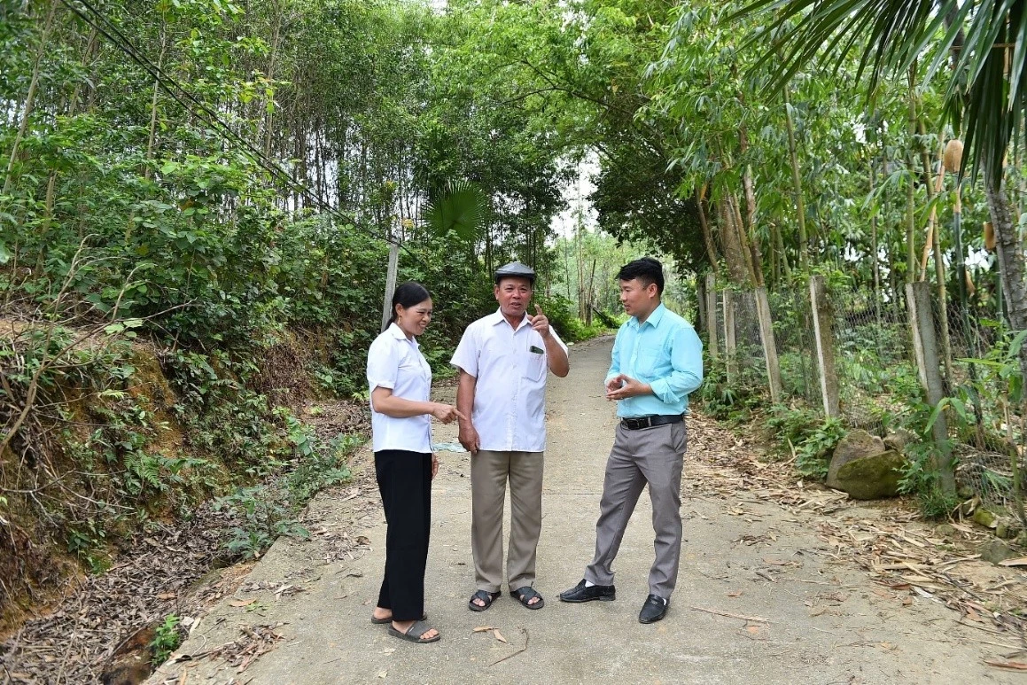 Ông Vịnh cùng người dân Khe Thuyền trao đổi về sáp nhập thôn bản.