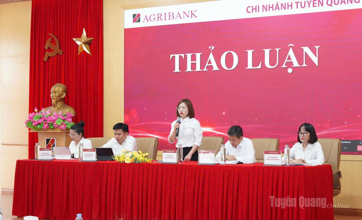 Ban lãnh đạo Agribank Chi nhánh Tuyên Quang điều hành thảo luận tại hội nghị.