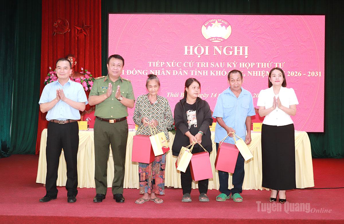 Tổ đại biểu số 7 HĐND tỉnh kh&oacute;a XX, nhiệm kỳ 2026-2031 tặng qu&agrave; một số hộ ngh&egrave;o tr&ecirc;n địa b&agrave;n x&atilde; Th&aacute;i B&igrave;nh.