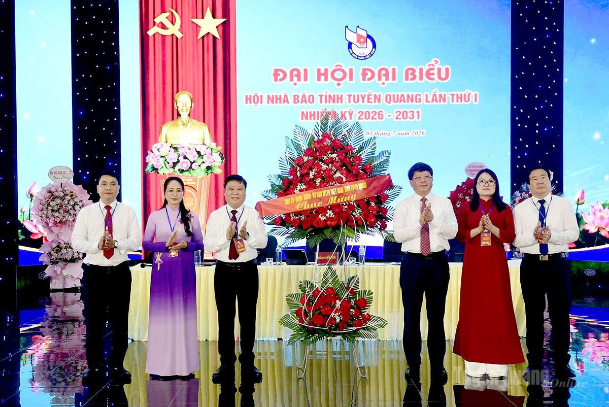 Đồng chí Hà Trung Kiên, Ủy viên BTV Tỉnh ủy, Phó Chủ tịch Thường trực Uỷ ban MTTQ Việt Nam tỉnh, thay mặt lãnh đạo tỉnh tặng hoa chúc mừng Đại hội.