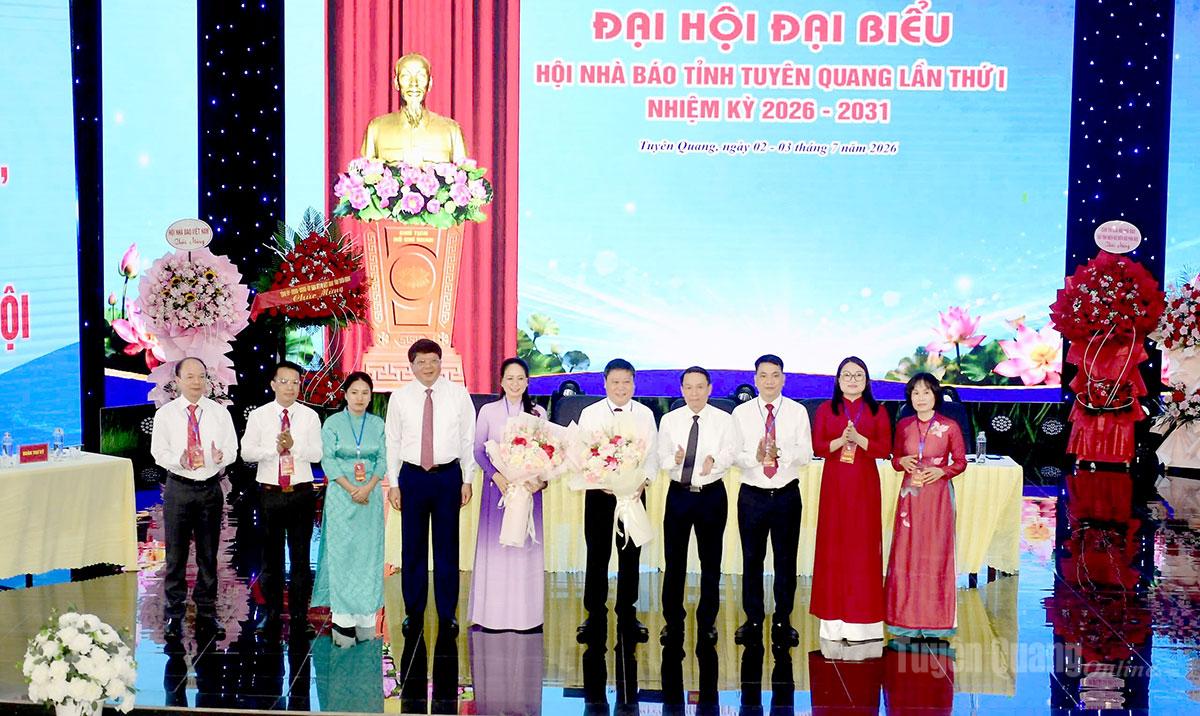 Đồng chí Nguyễn Đức Lợi, nguyên Ủy viên BCH Trung ương Đảng, Phó Chủ tịch Thường trực Hội Nhà báo Việt Nam, đồng chí Hà Trung Kiên, Ủy viên BTV Tỉnh ủy, Phó Chủ tịch Thường trực Uỷ ban MTTQ Việt Nam tỉnh, tặng hoa chúc mừng Ban Chấp hành Hội Nhà báo tỉnh, khóa I, Nhiệm kỳ 2026-2031.