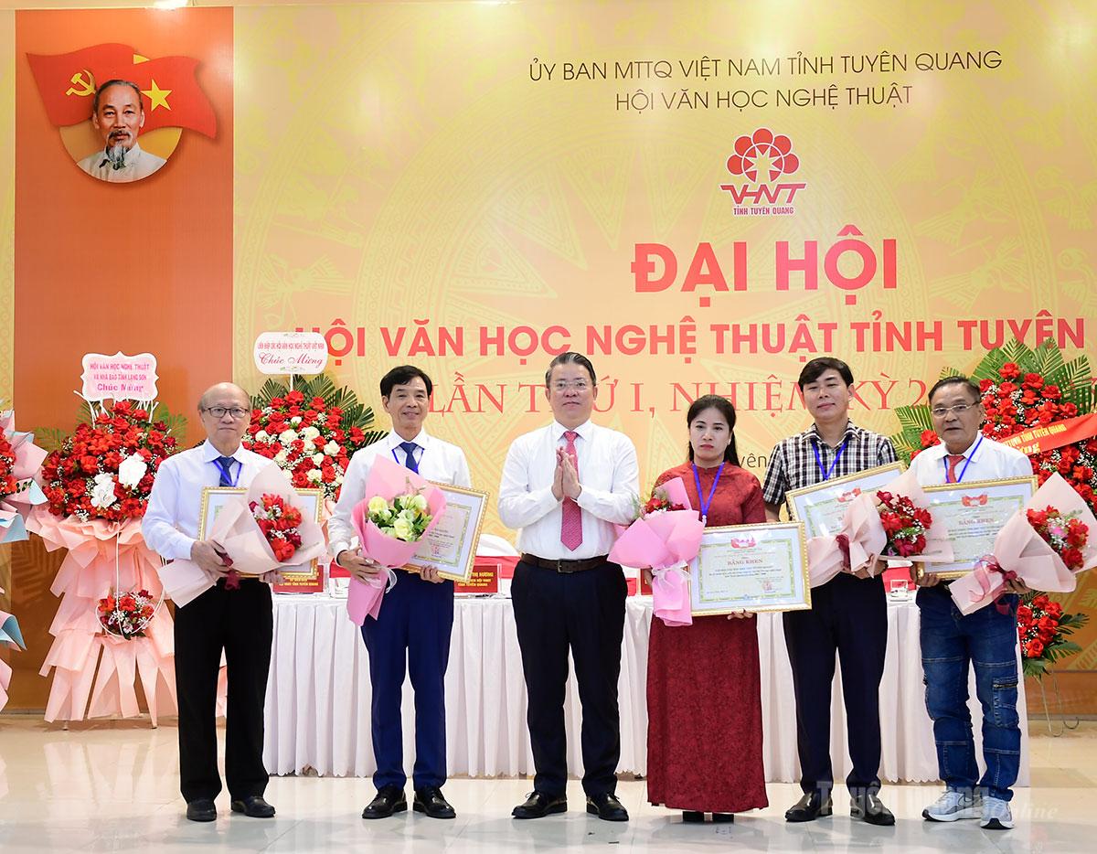 Đồng chí Trần Mạnh Lợi, Ủy viên Ban Thường vụ Tỉnh ủy, Trưởng Ban Tuyên giáo và Dân vận trao Bằng khen cho các tập thể.