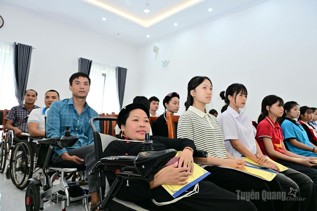 Đại biểu người khuyết tật và trẻ mồ côi dự Đại hội.