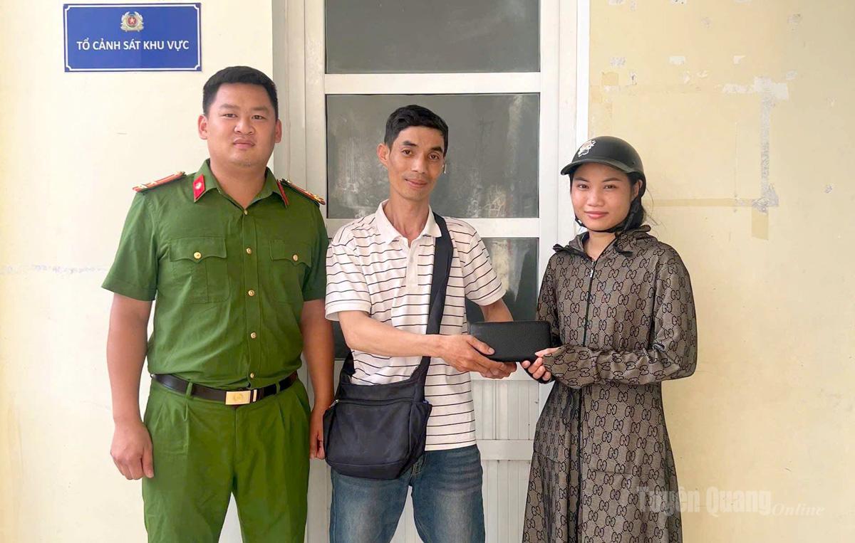 Anh Lương Văn Hiệp và Cán bộ Công an xã Xuân Vân trả lại ví cho chị Trần Hà Trang.