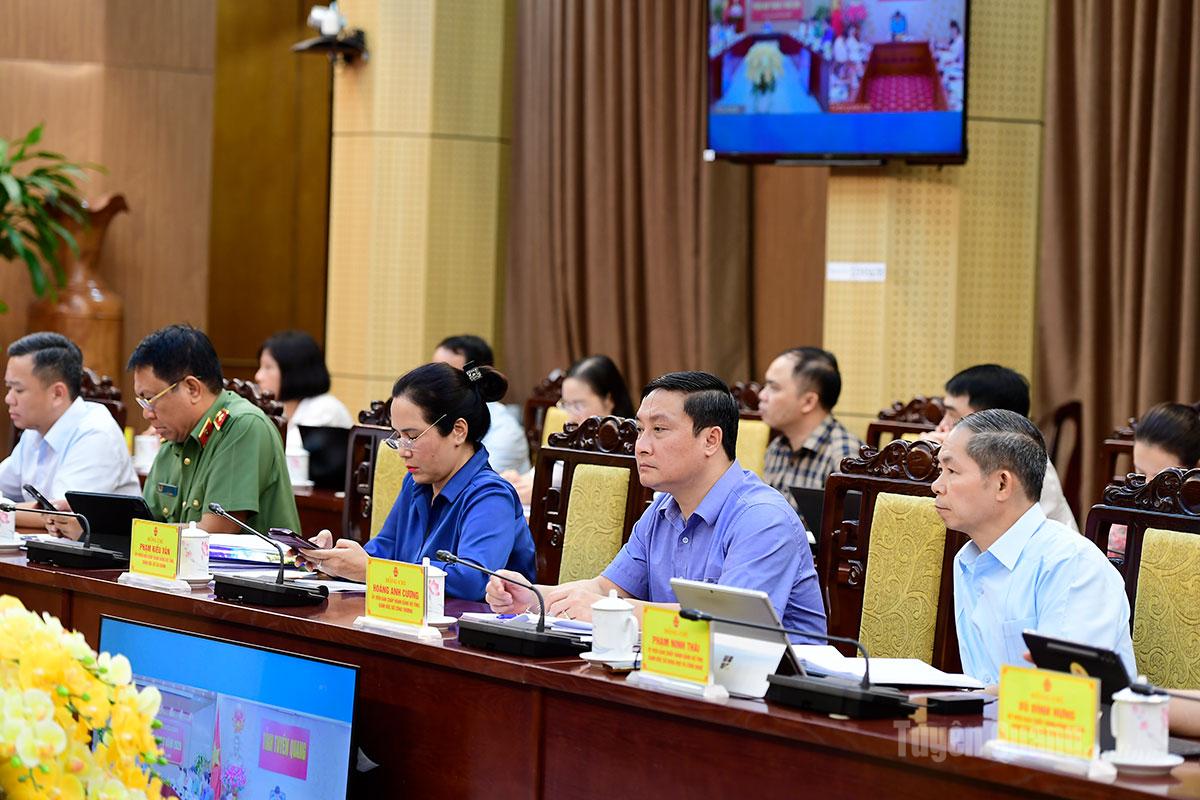 Lãnh đạo các sở, ngành dự phiên họp.