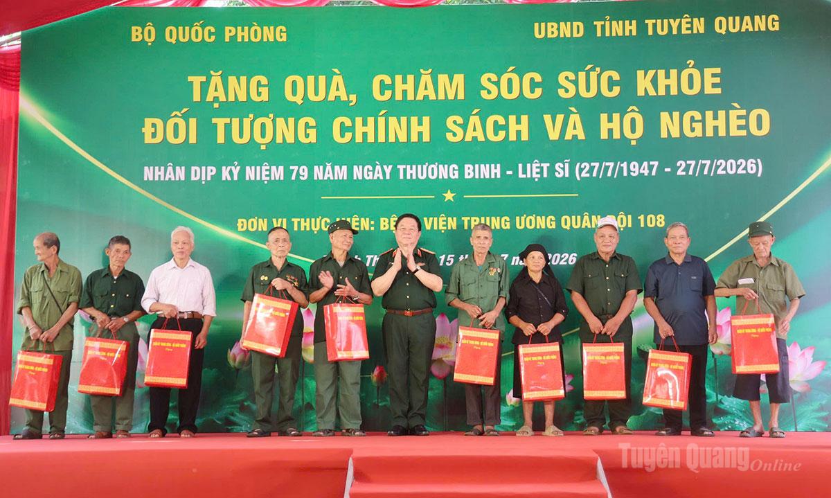 Đồng chí Đại tướng Nguyễn Trọng Nghĩa tặng quà cho đối tượng chính sách và hộ nghèo xã Thanh Thủy.