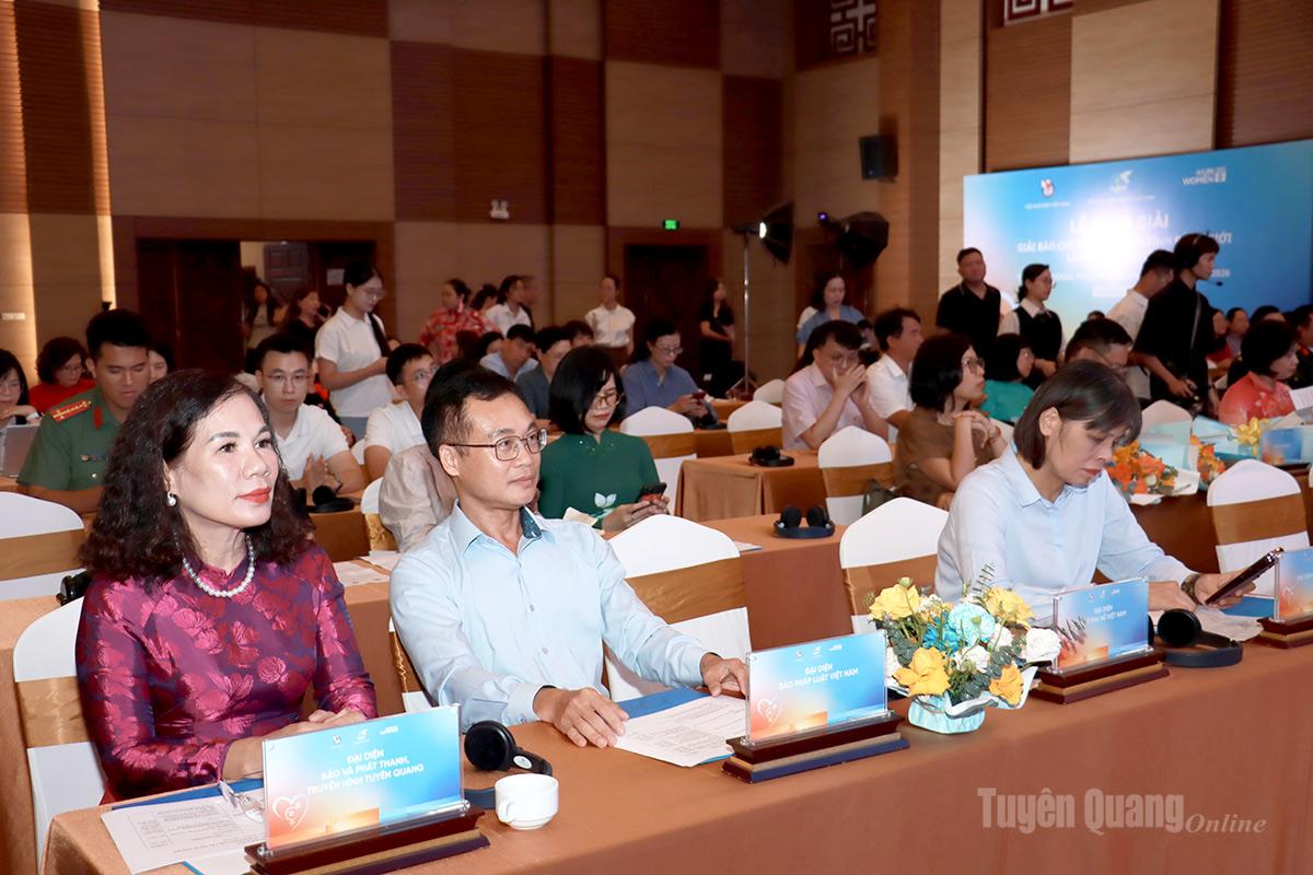 Các đại biểu dự lễ trao giải.