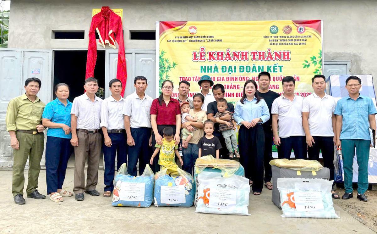 Các nhà hảo tâm tặng quà cho gia đình anh Nguyễn Quốc Tuấn.