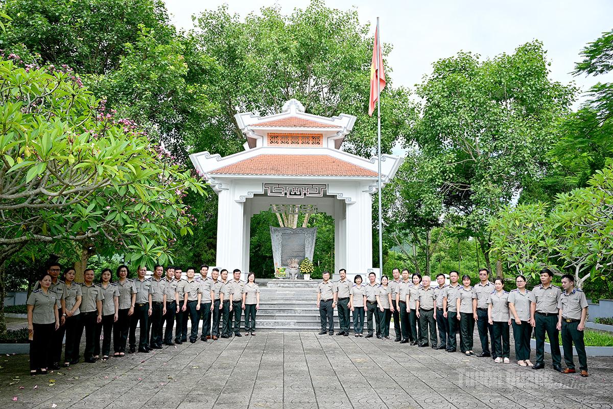 Tập thể cán bộ, công chức Thi hành án dân sự tỉnh Tuyên Quang chụp ảnh lưu niệm tại Di tích Bộ Tư pháp, thôn Mới, xã Minh Thanh.