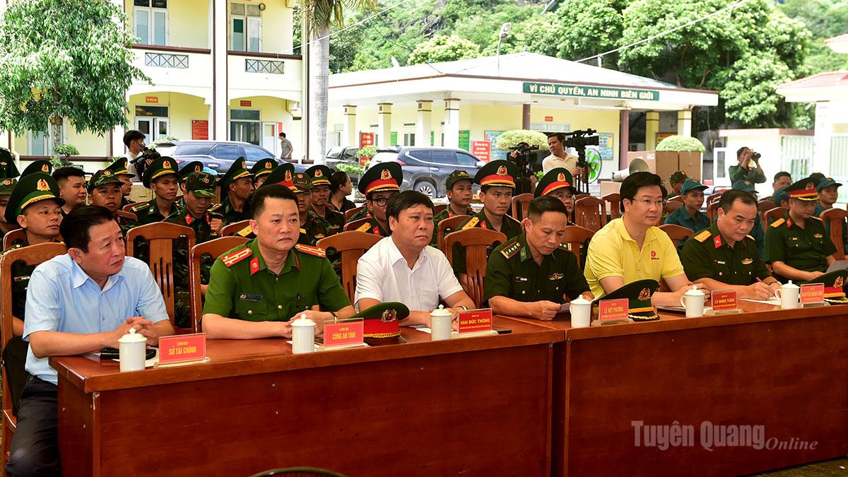 Các đại biểu tham dự chương trình.