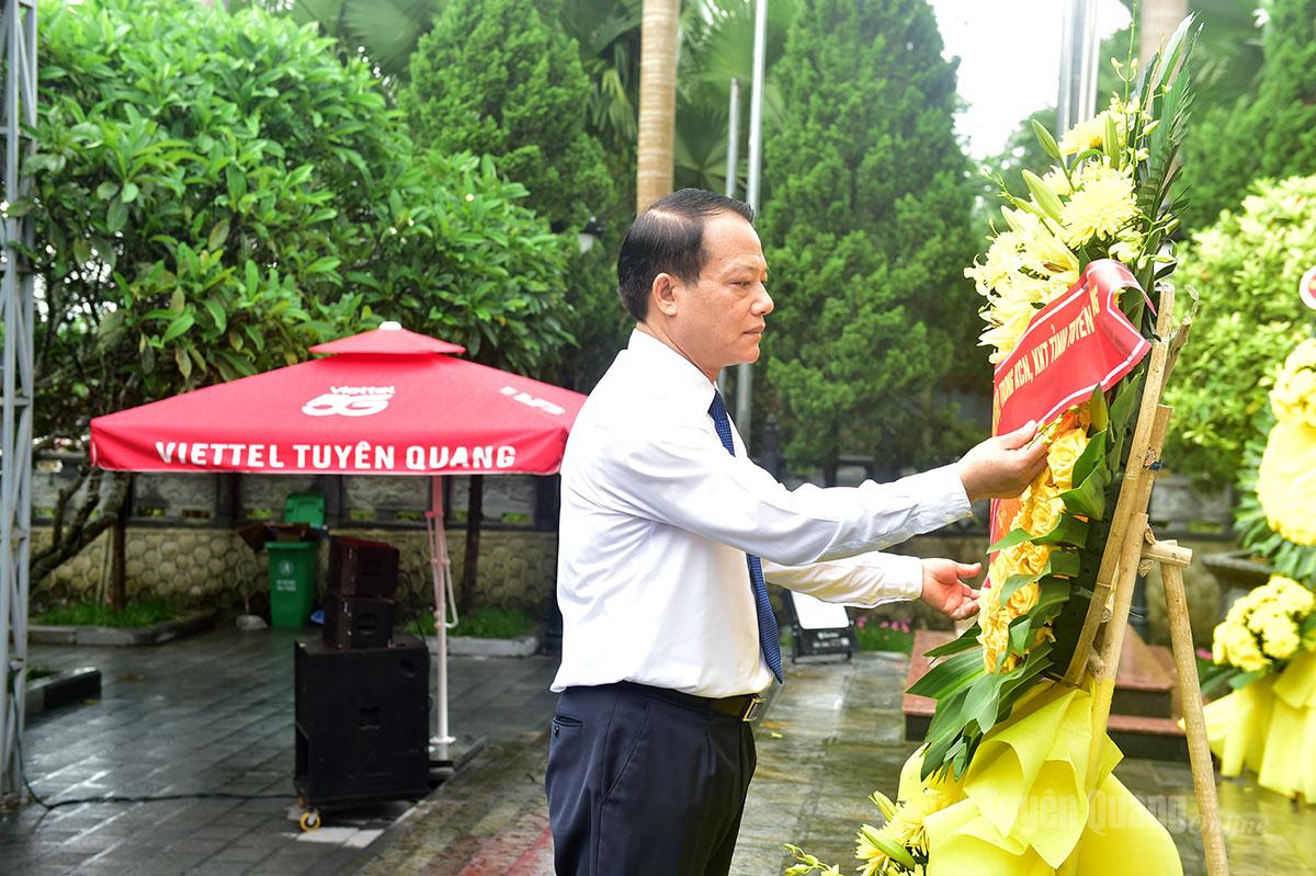 Đồng chí Vân Đình Thảo, Ủy viên Ban Thường vụ Tỉnh ủy, Trưởng Ban Quản lý các khu công nghiệp, khu kinh tế tỉnh thực hiện nghi thức chỉnh vòng hoa.
