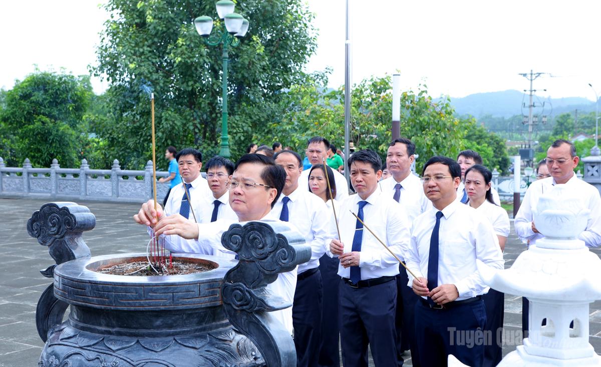 Lãnh đạo Ban Tổ chức Tỉnh ủy và cán bộ, công chức viếng các Anh hùng liệt sĩ tại Nghĩa trang Liệt sĩ tỉnh.