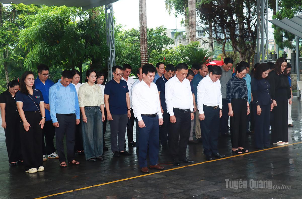 Các đại biểu dành phút mặc niệm tưởng nhớ các Anh hùng liệt sĩ tại Nghĩa trang Liệt sĩ Quốc gia Vị Xuyên.