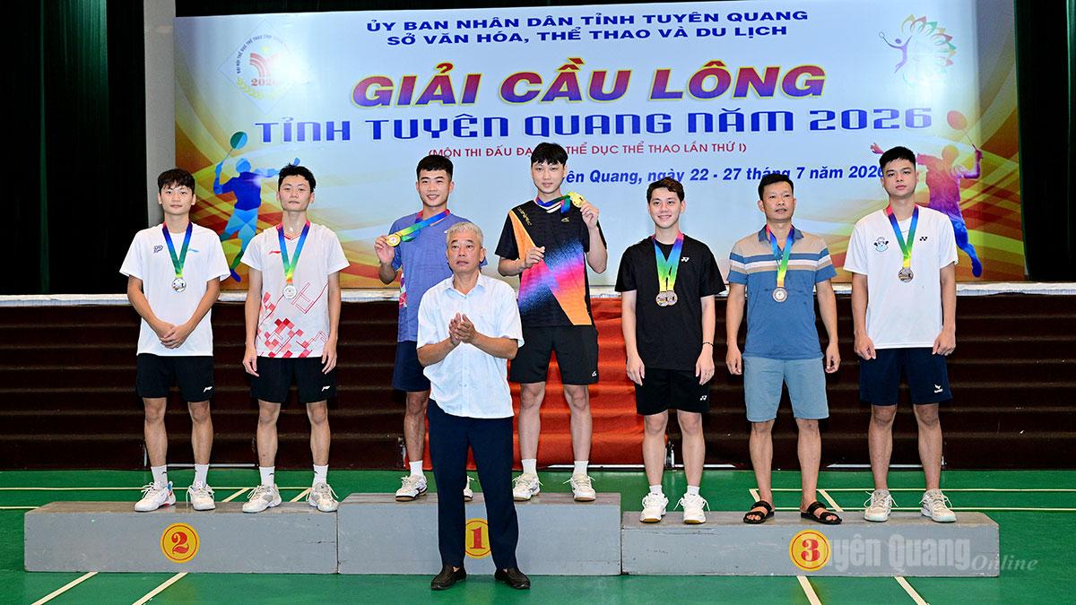 Ban tổ chức trao giải cho các nội dung thi đấu.