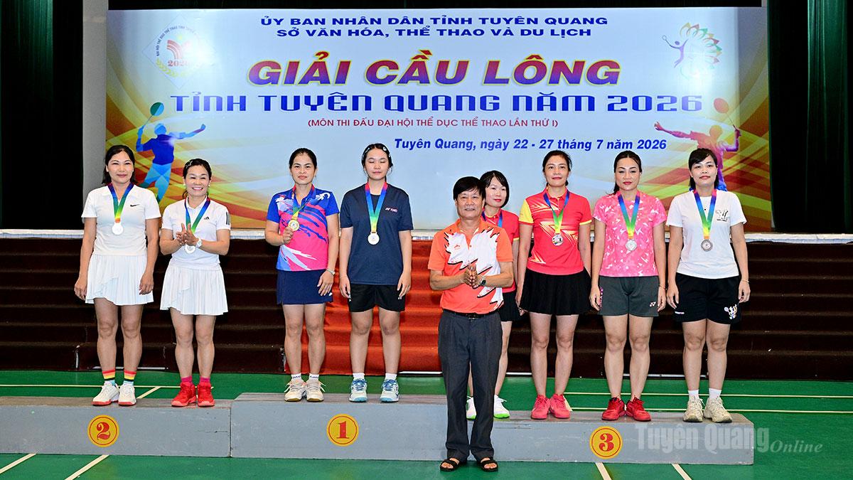 Ban tổ chức trao giải cho các nội dung thi đấu.