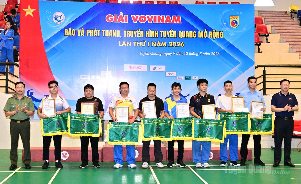 Ban tổ chức trao giải Khuyến khích.