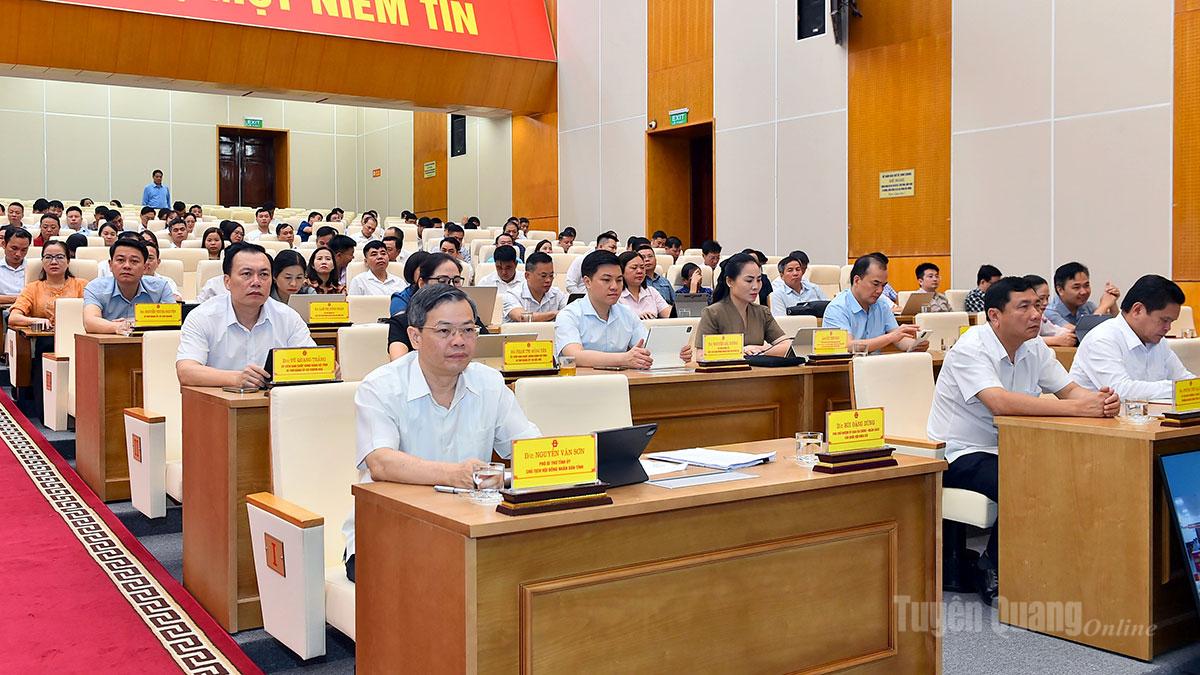 Đồng chí Nguyễn Văn Sơn, Chủ tịch HĐND tỉnh và các đại biểu dự hội nghị.