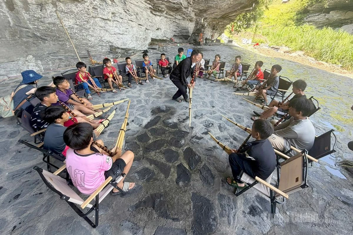 Students practice Hmong khen dance in Thao Nhe Chu’s cave classroom.