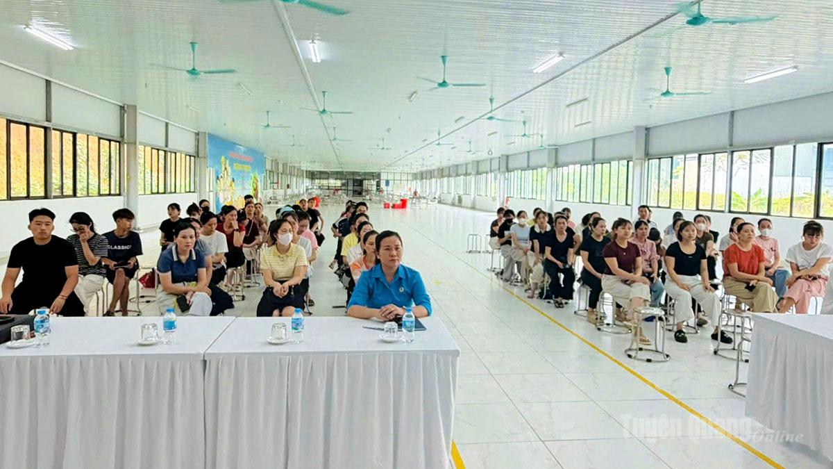 Cán bộ quản lý và người lao động Tổng Công ty May Tuyên Quang LGG tại buổi tuyên truyền.