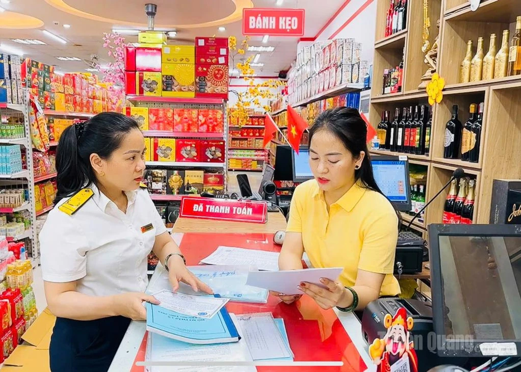 Tax officials at Tax Office Branch No. 1 assist taxpayers with tax procedures.