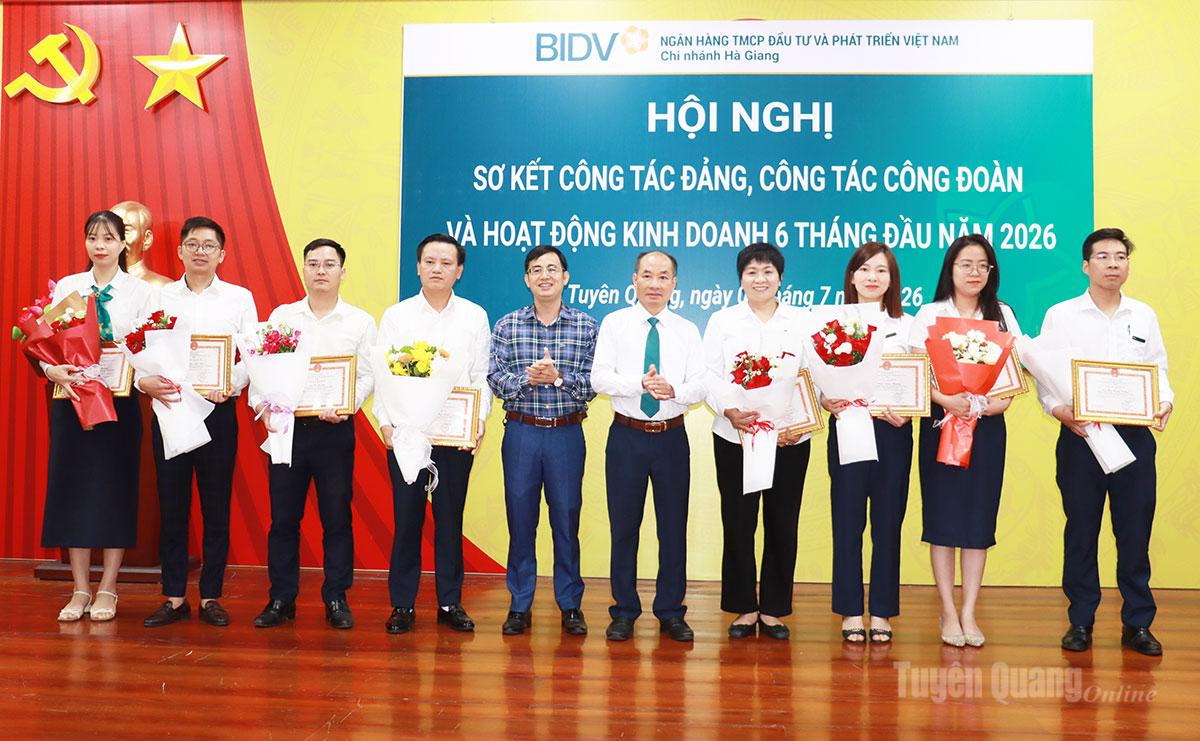 Các cá nhân có thành tích hoàn thành xuất sắc trong thực hiện nhiệm vụ năm 2025 được nhận Giấy khen của Giám đốc Ngân hàng Nhà nước Chi nhánh khu vực 4.