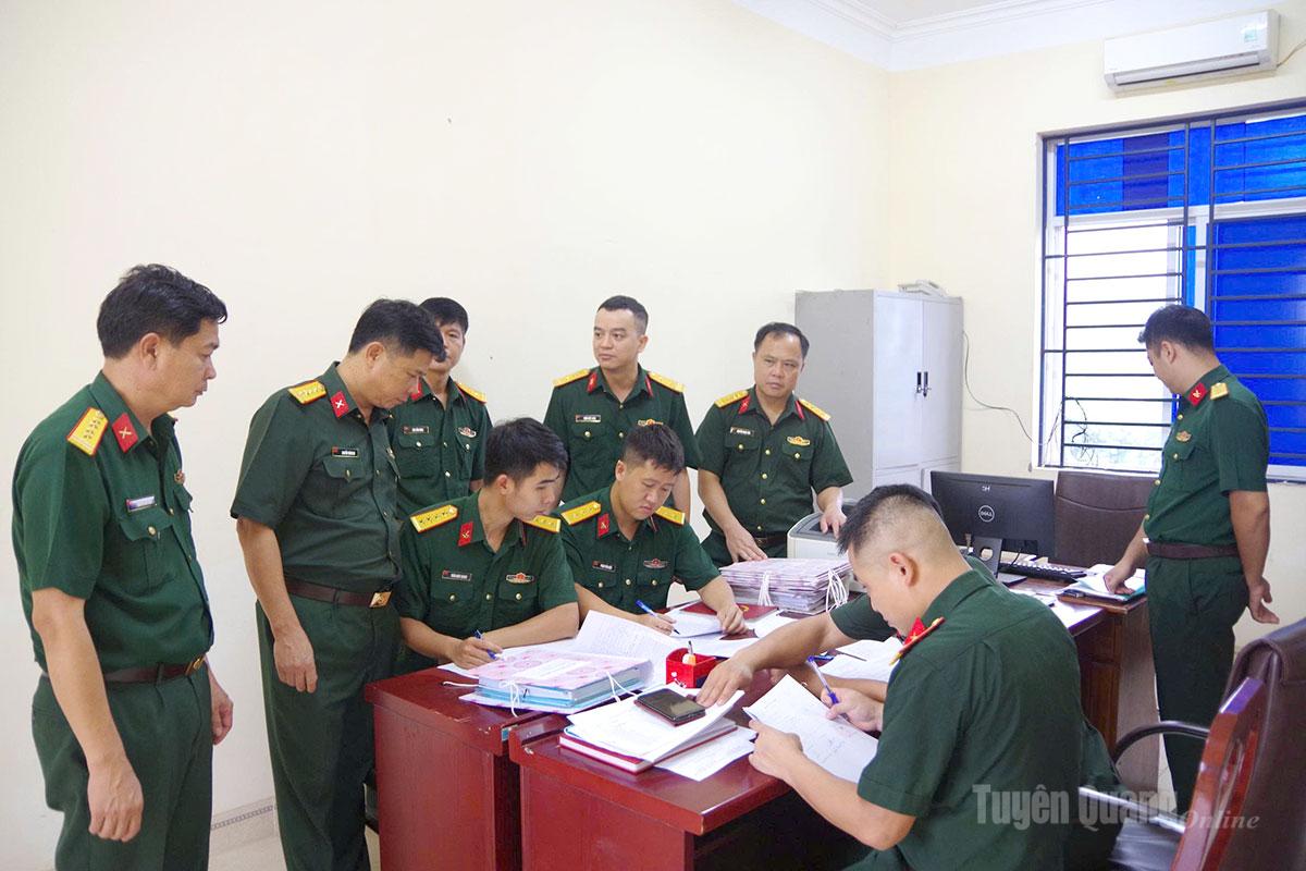 Đoàn công tác kiểm tra, kiểm đếm số lượng, chất lượng văn kiện sẵn sàng chiến đấu cùng hệ thống sổ sách công tác Đảng, công tác chính trị.
