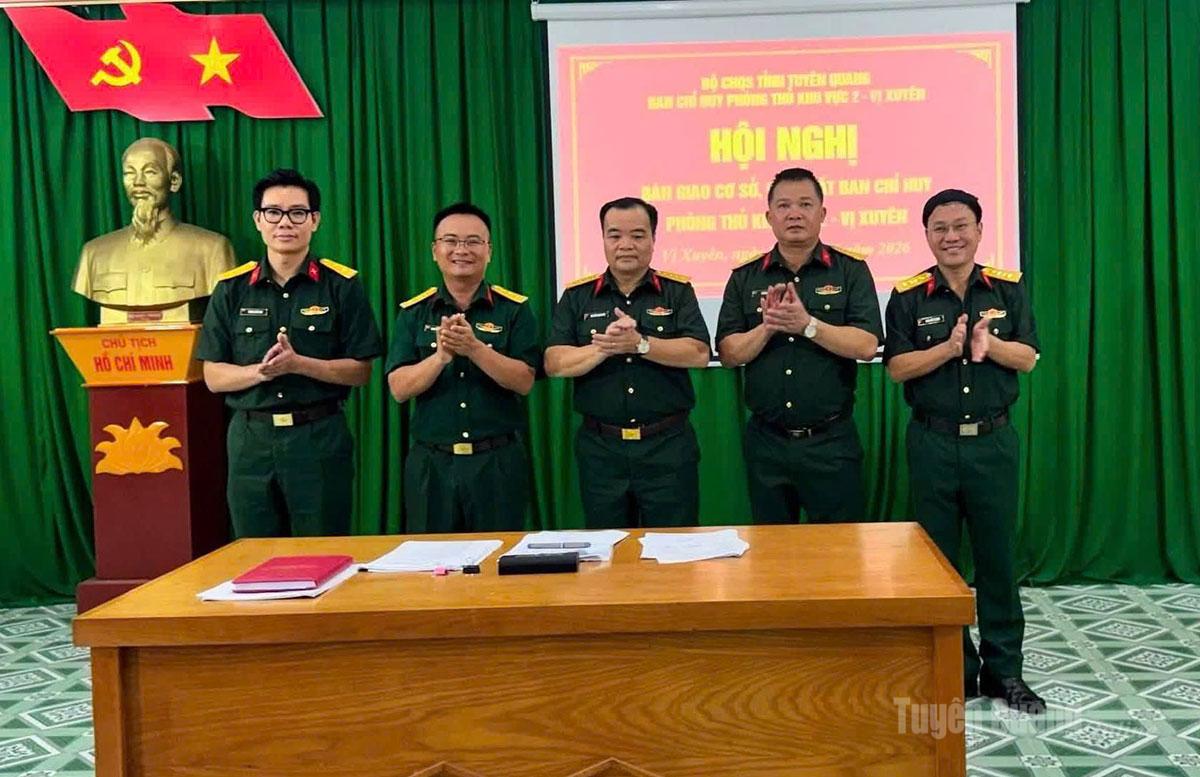 Đại tá Nguyễn Minh Khôi, Phó Chính ủy Bộ CHQS tỉnh chủ trì hội nghị bàn giao Ban Chỉ huy phòng thủ khu vực 2 Vị Xuyên.