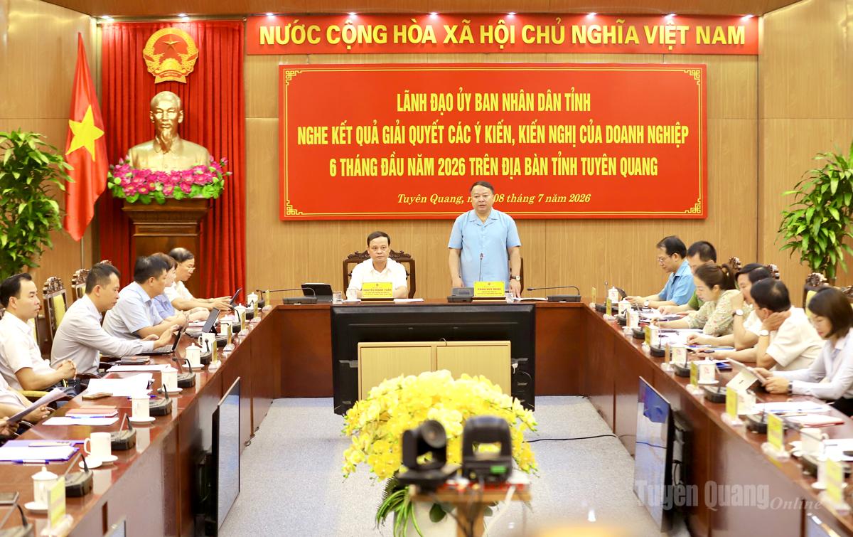 Chủ tịch UBND tỉnh Phan Huy Ngọc và Phó Chủ tịch Thường trực UBND tỉnh Nguyễn Mạnh Tuấn chủ trì hội nghị.