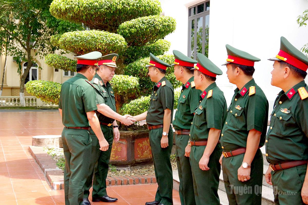 Đồng chí Đại tướng Nguyễn Trọng Nghĩa, Chủ nhiệm Tổng cục Chính trị Quân đội nhân dân Việt Nam gặp gỡ Thủ trưởng cơ quan Bộ CHQS tỉnh.