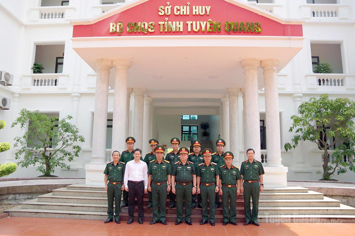 Đại tướng Nguyễn Trọng Nghĩa, Chủ nhiệm Tổng cục Chính trị Quân đội nhân dân Việt Nam cùng các đồng chí Thủ trưởng cơ quan Bộ CHQS tỉnh.