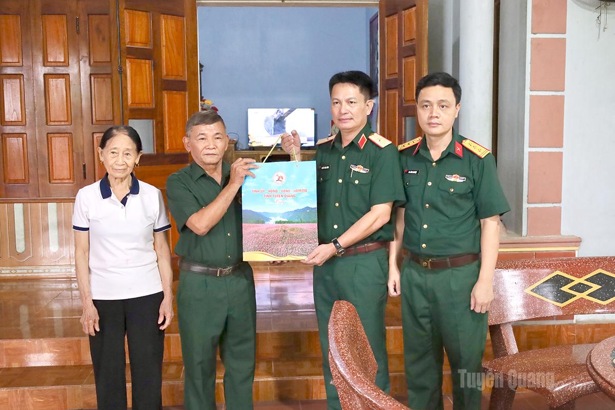 Đồng chí Nguyễn Đình Cương, Ủy viên Ban Thường vụ Tỉnh ủy, Chỉ huy trưởng Bộ Chỉ huy Quân sự tỉnh tặng quà ông Đinh Quốc Triệu, bệnh binh có tỷ lệ tổn thương cơ thể 61%, thôn Đoàn Kết, xã Yên Sơn.