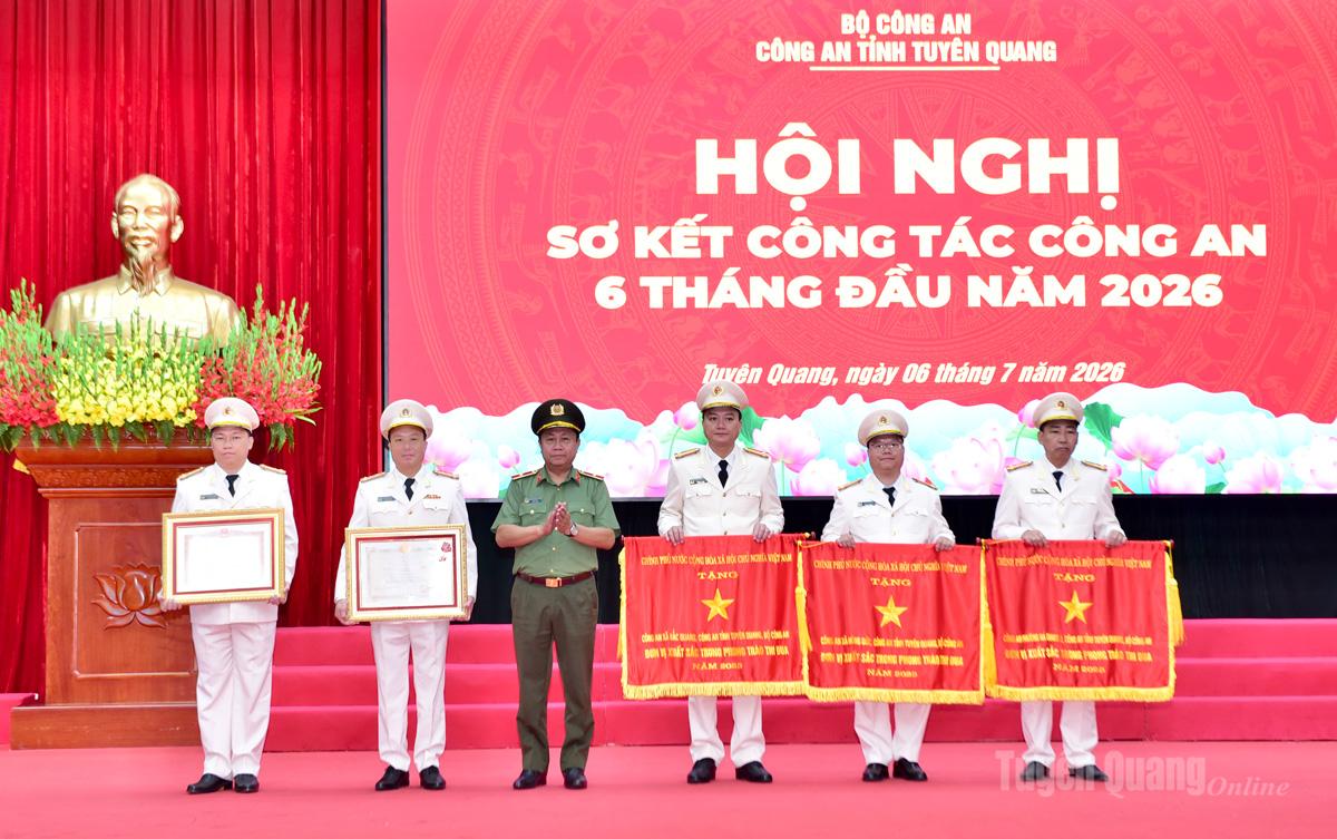 Thừa ủy quyền của Chủ tịch nước và Thủ tướng Chính phủ, Thiếu tướng Nguyễn Đức Thuận, Giám đốc Công an tỉnh trao Huân chương Chiến công hạng Ba, Cờ Thi đua và Bằng khen cho các tập thể, cá nhân.