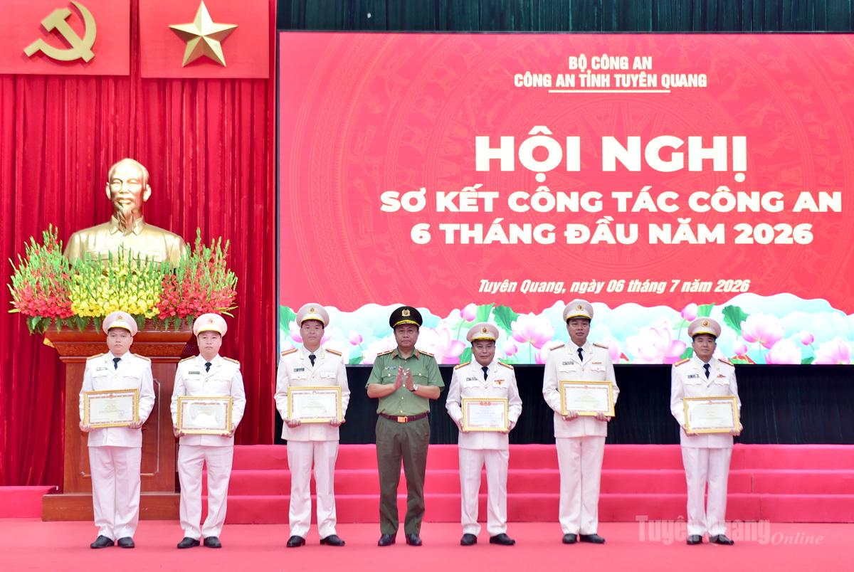 Thừa ủy quyền của Bộ trưởng Bộ Công an, Thiếu tướng Nguyễn Đức Thuận, Giám đốc Công an tỉnh trao danh hiệu Chiến sĩ thi đua cơ sở và Bằng khen của Bộ trưởng Bộ Công an cho các tập thể, cá nhân.