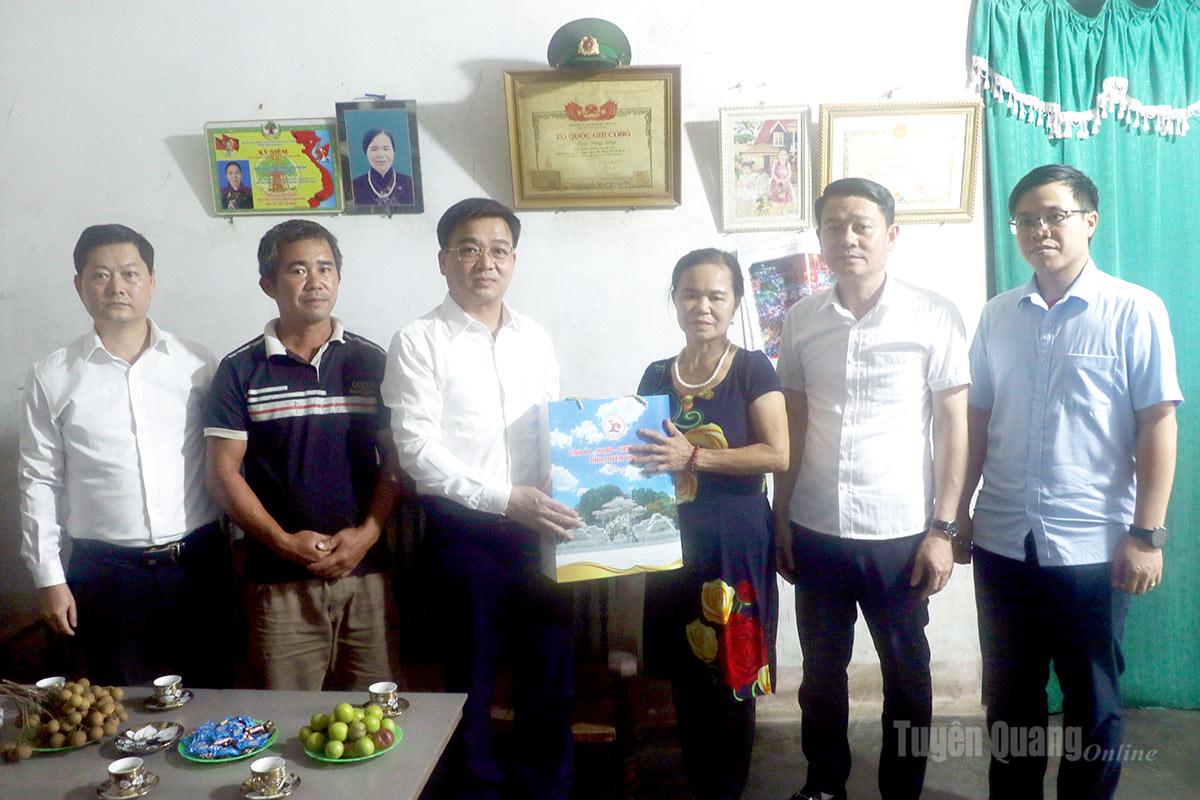 Chủ nhiệm Uỷ ban Kiểm tra Tỉnh uỷ Nguyễn Hưng Vượng động viên, tặng quà bà Nguyễn Thị Ngọc, sinh 1950, thôn Mục Lạn, mẹ liệt sĩ.
