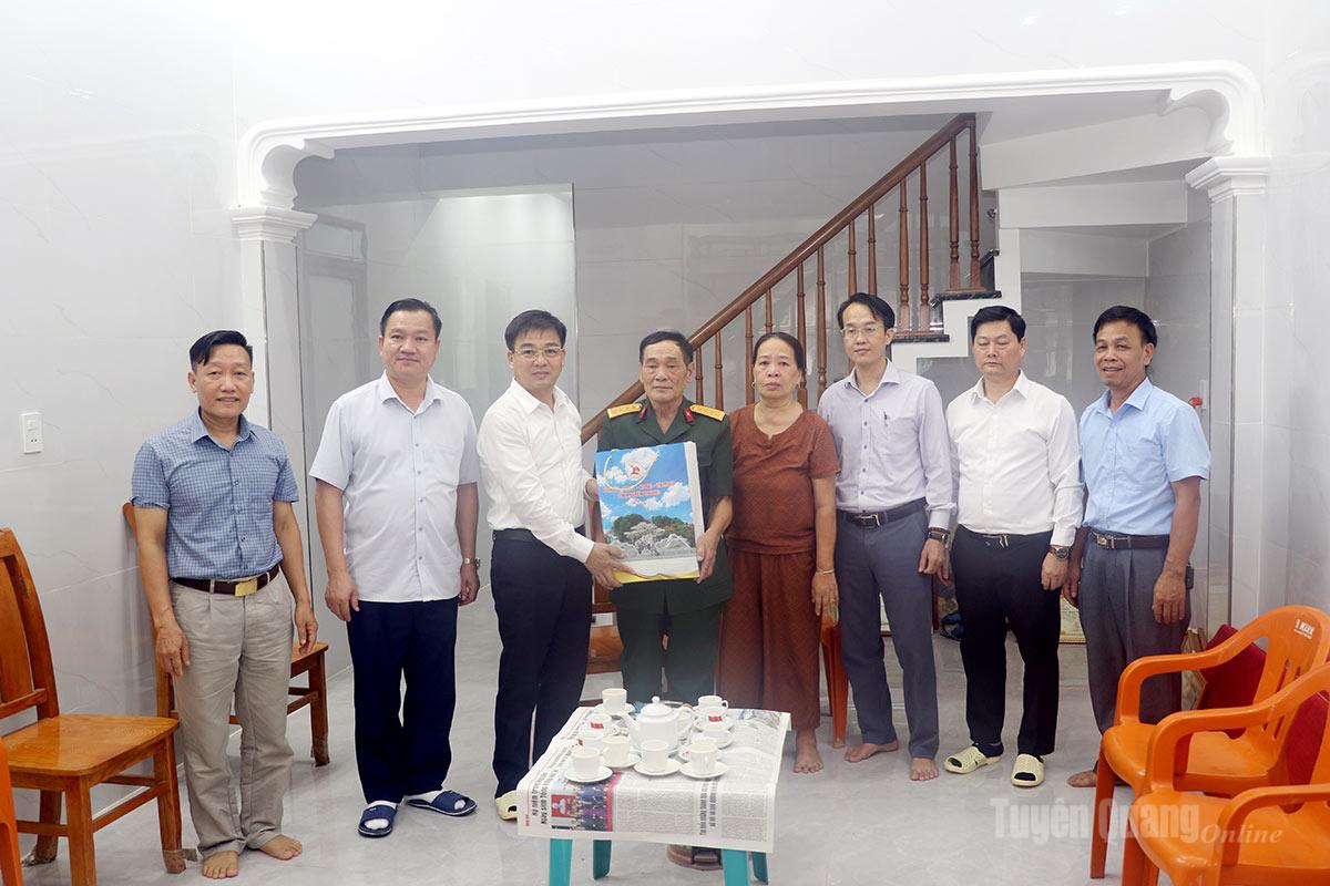 Chủ nhiệm Uỷ ban Kiểm tra Tỉnh uỷ Nguyễn Hưng Vượng động viên, tặng quà cho ông Phạm Thanh Quý, sinh năm 1950, thôn Vạt, bệnh binh tỷ lệ tổn thương cơ thể 61%.