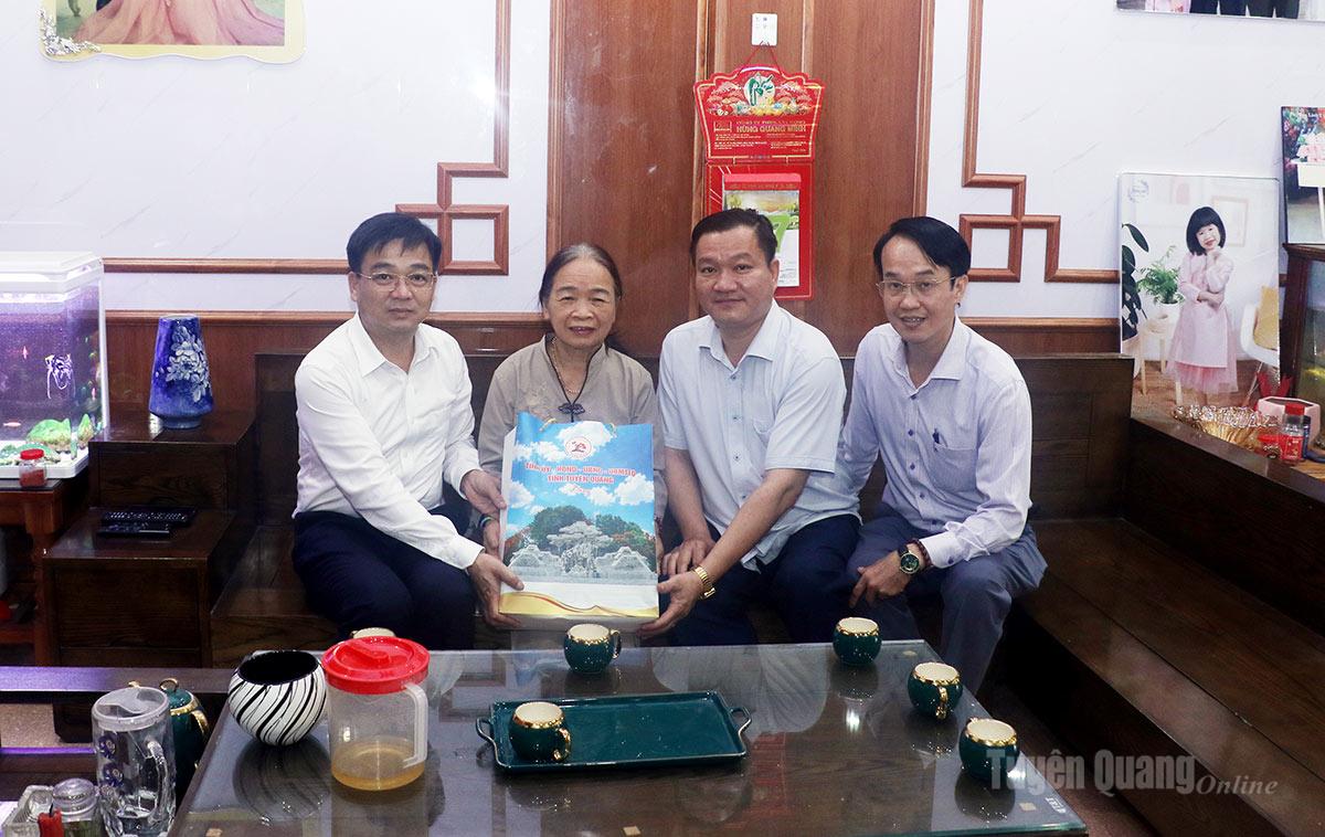Chủ nhiệm Uỷ ban Kiểm tra Tỉnh uỷ Nguyễn Hưng Vượng động viên, tặng quà cho bà Nguyễn Thị Quận, mẹ liệt sĩ.